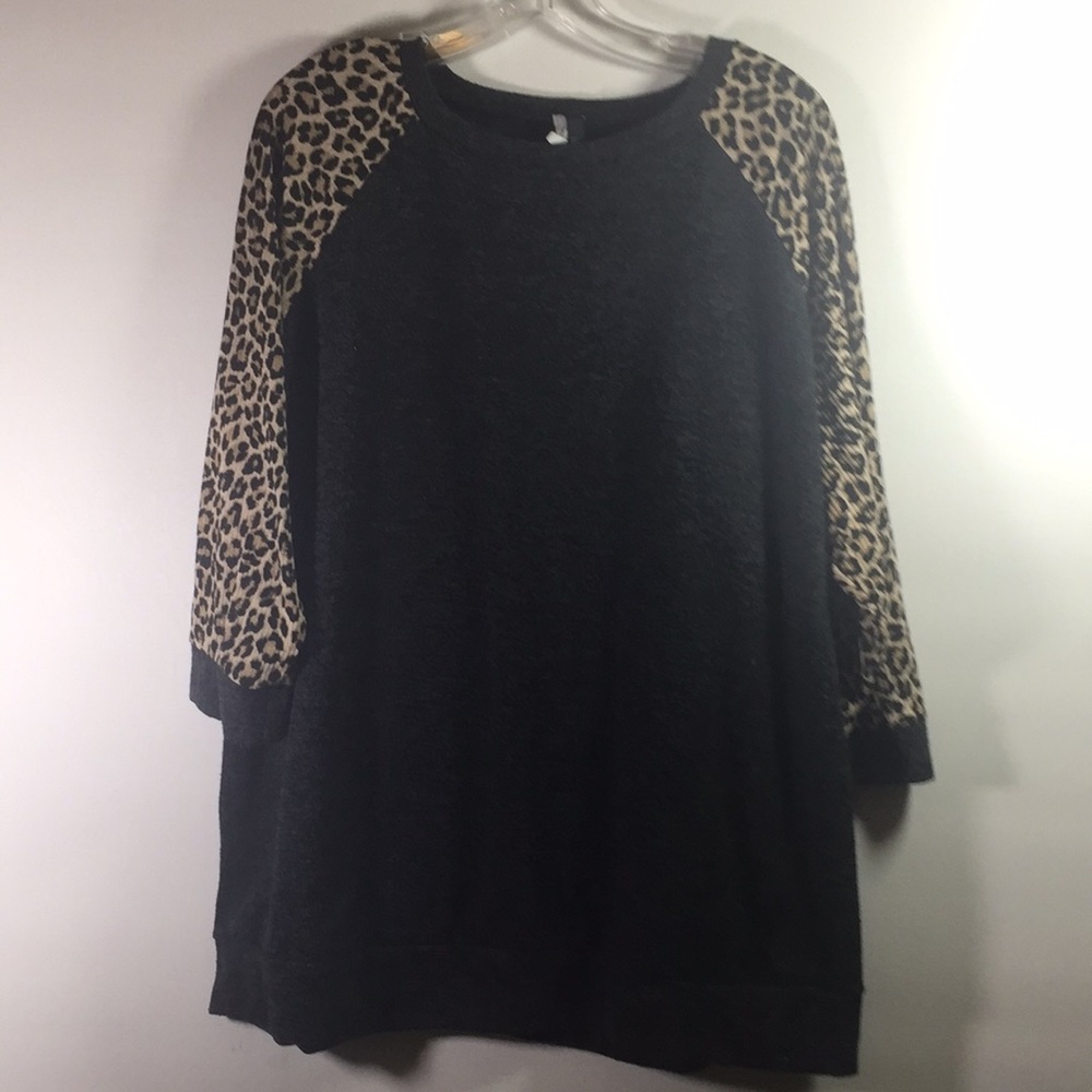 Lovely Souls Gray w Animal Print 3/4 Sleeve Top